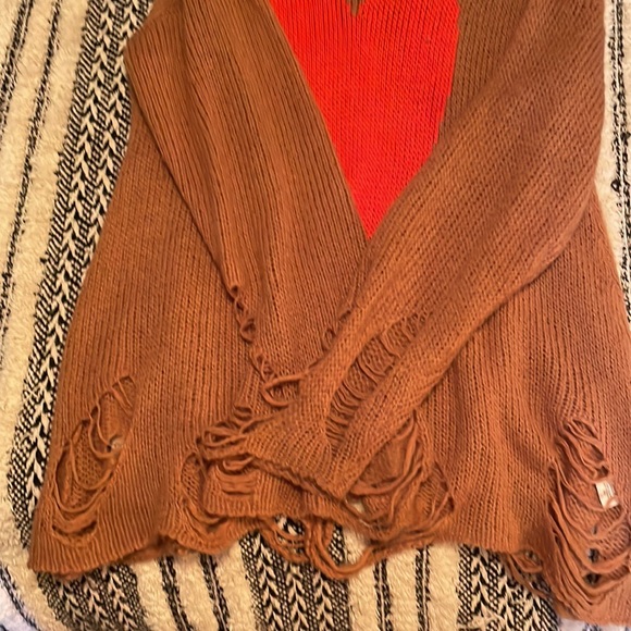 WILDFOX ORGINAL HEART SWEATER - Picture 2 of 5